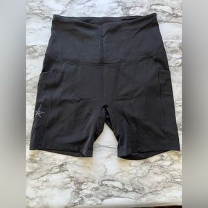 Arc'teryx Women's Oriel Short 6"